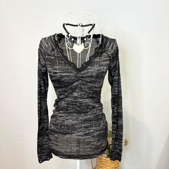 Cute vintage y2k black & gray tight long sleeve grunge semi sheer lace top - Picture 3 of 7